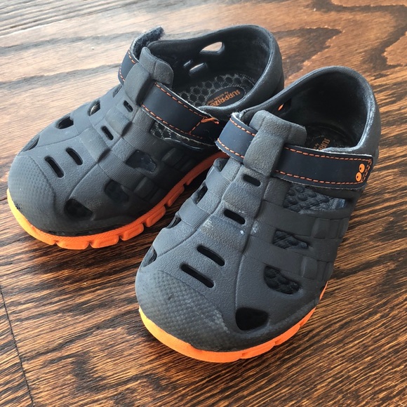 boys size 6 water shoes